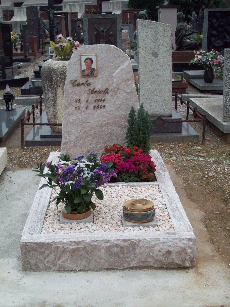 mramorový urnový pomník